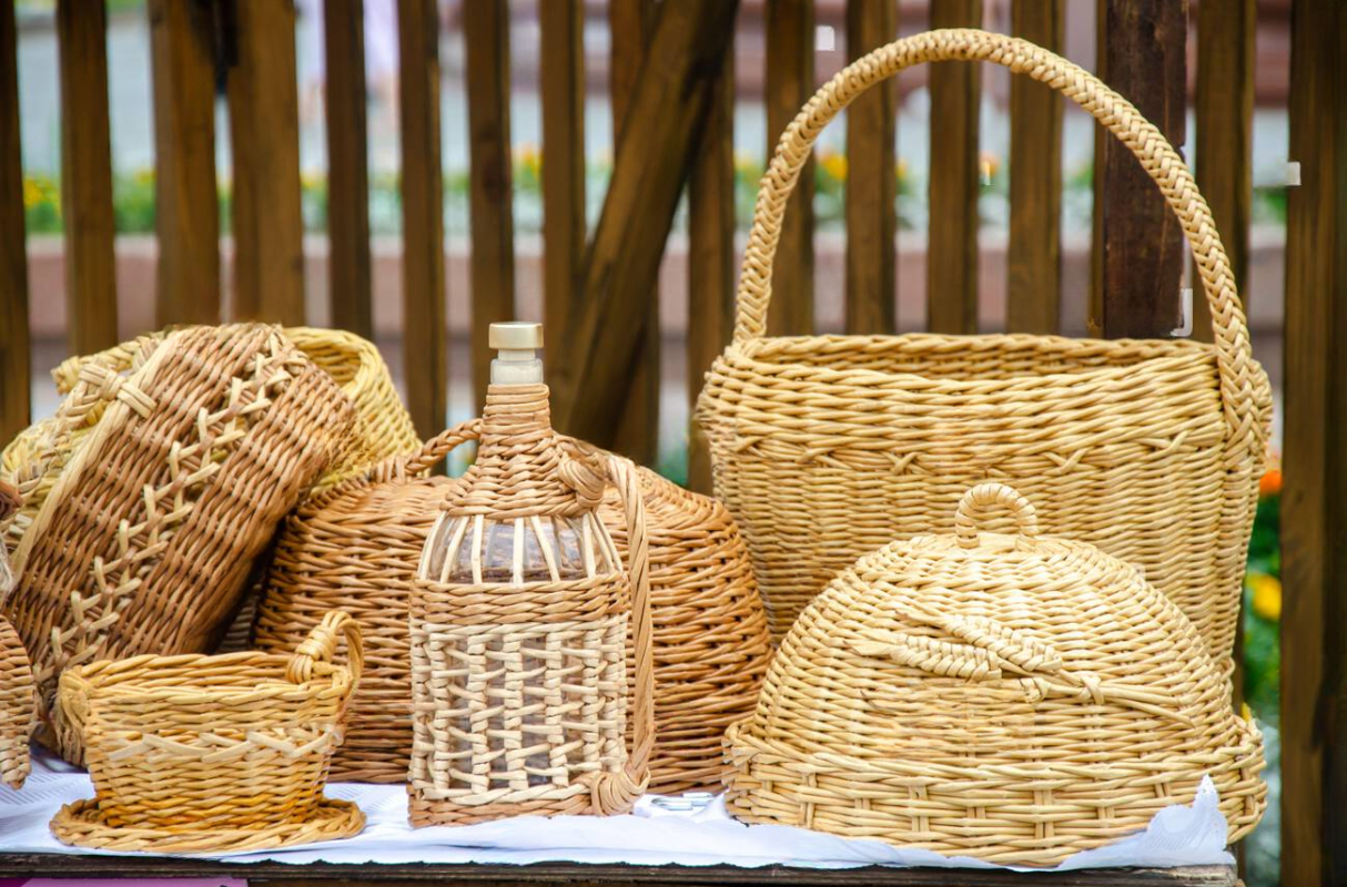 tinywow_decorative-products-and-objects-made-of-wicker-wood-2YHM607_80432329