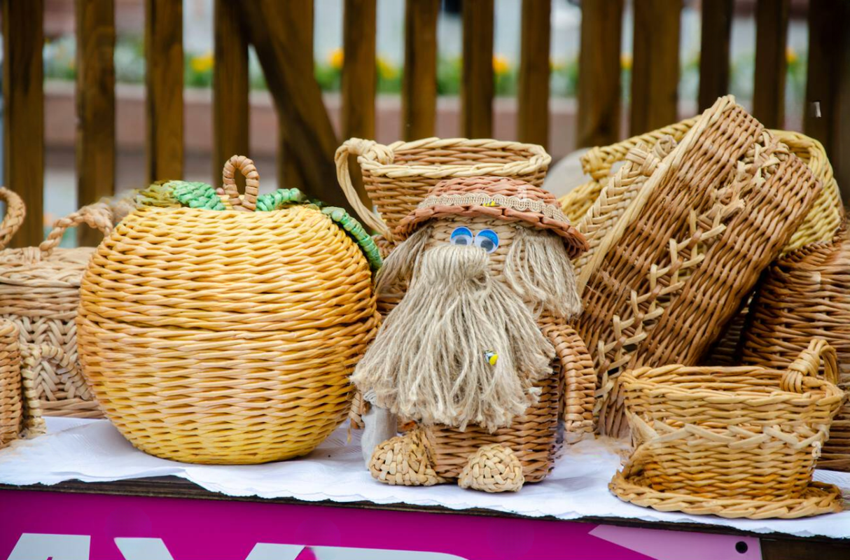 tinywow_decorative-products-and-objects-made-of-wicker-wood-2YHM611_80432517