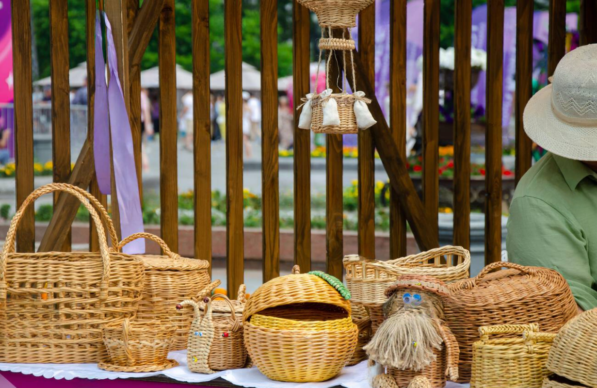 tinywow_decorative-products-and-objects-made-of-wicker-wood-2YHMC05_80432952