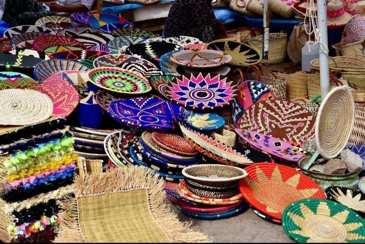 vivid-pottery-and-ceramics-for-sell-in-marrakech-souks-street-markets-2K3TD3M